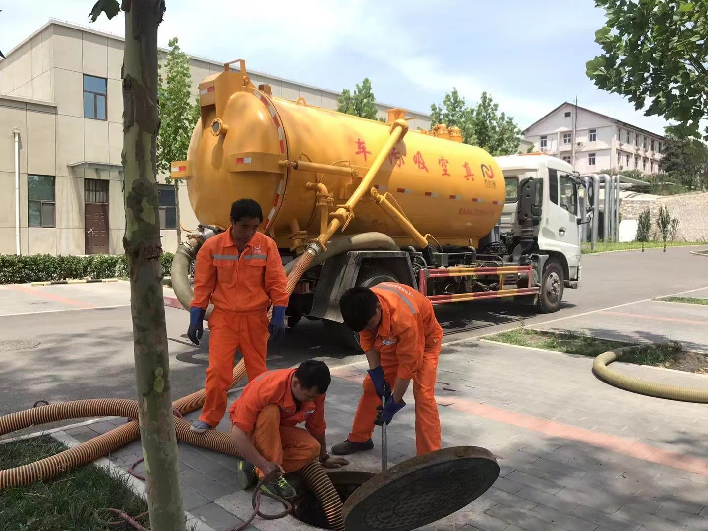 湄潭管道疏通车停在窨井附近