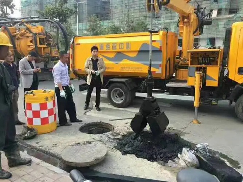 湄潭街道：网格员化身“清道夫”，为民解忧疏通“堵心”化粪池