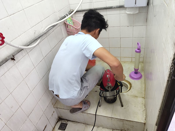 湄潭管道堵塞冒臭气 专业师傅现场解决问题